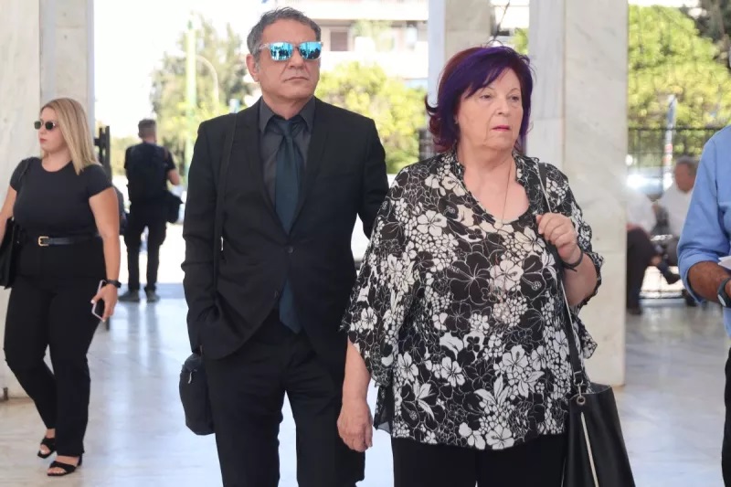 Κηδεία Δημήτρη Κωνσταντάρα: Συγγενείς και φίλοι τον αποχειρετούν