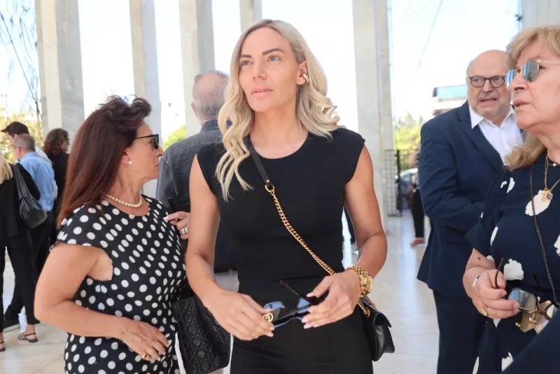 Κηδεία Δημήτρη Κωνσταντάρα: Συγγενείς και φίλοι τον αποχειρετούν