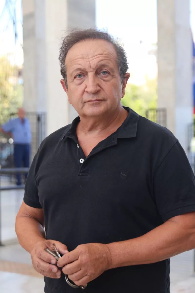 Κηδεία Δημήτρη Κωνσταντάρα: Συγγενείς και φίλοι τον αποχειρετούν