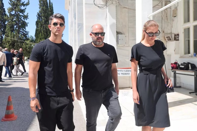 Κηδεία Δημήτρη Κωνσταντάρα: Συγγενείς και φίλοι τον αποχειρετούν