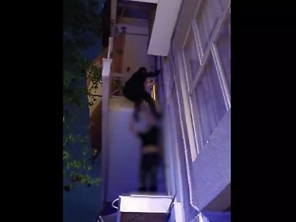 Aστυνομικός της ΔΙΑΣ σκαρφάλωσε σε μπαλκόνι στα Καμίνια για να βοηθήσει 5χρονο