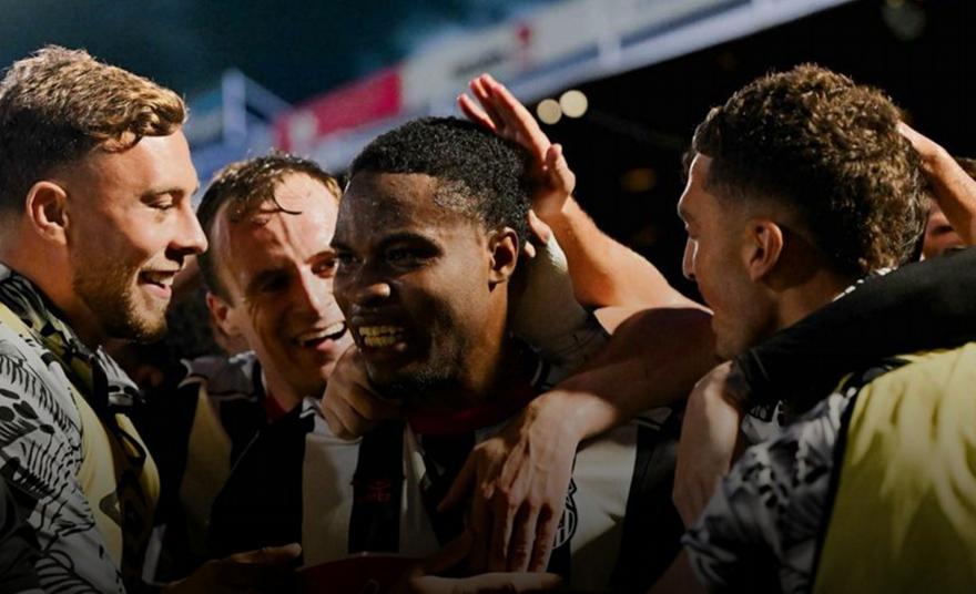 Παραμύθι για τη Γκρίμσμπι, σόκαρε σε μαραθώνιο... πέναλτι τη Μάντσεστερ Γιουνάιτεντ και προκρίθηκε!