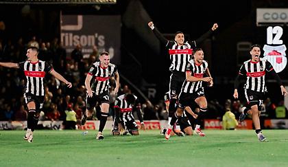 Ξέφρενοι πανηγυρισμοί και «ντου» οπαδών: Τα highlights από την επική πρόκριση της Γκρίμσμπι επί της Γιουνάιτεντ