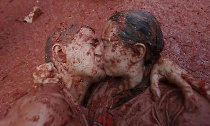 La Tomatina: 22.000 άτομα, 120.000 κιλά ντομάτες και όλα κόκκινα στο διάσημο φεστιβάλ της Ισπανίας