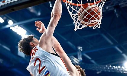 Μετά τον Πορζίνγκις ο Χαζέρ έκανε νέο μυθικό poster dunk στο ματς με την Τσεχία!