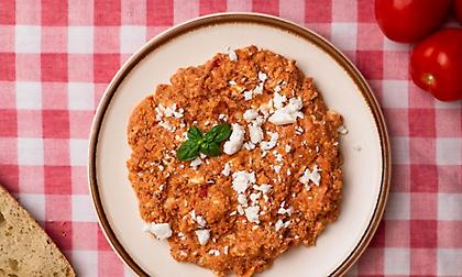 Ζουμερή στραπατσάδα με φέτα