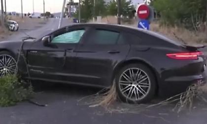 Σφοδρή σύγκρουση δύο αυτοκινήτων στη Θέρμη με 2 τραυματίες - Αναζητείται ο ένας οδηγός