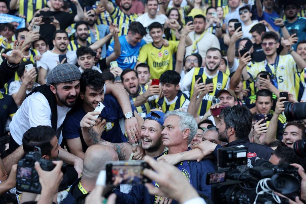 Από τη «Μουρίνιο-μανία» στη σιωπηλή έξοδο: Το τέλος του Special One στη Φενερμπαχτσέ