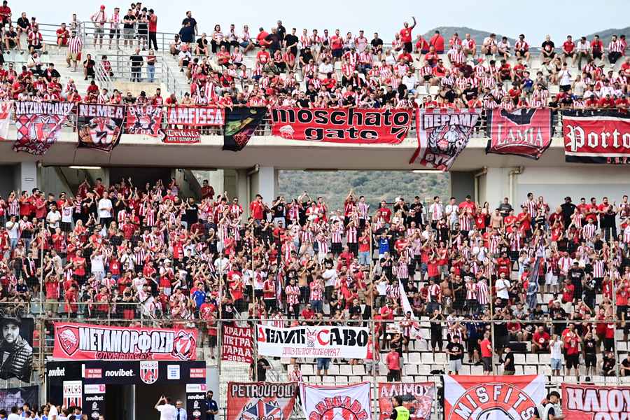 Βόλος-Ολυμπιακός: Μαγική ατμόσφαιρα στο Πανθεσσαλικό από χιλιάδες οπαδούς