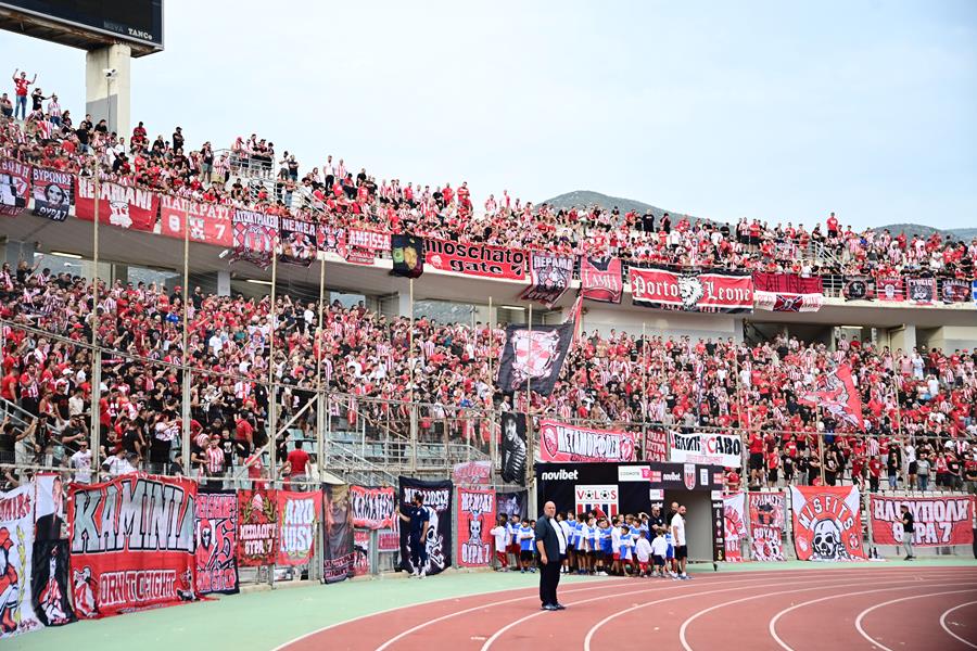 Βόλος-Ολυμπιακός: Μαγική ατμόσφαιρα στο Πανθεσσαλικό από χιλιάδες οπαδούς