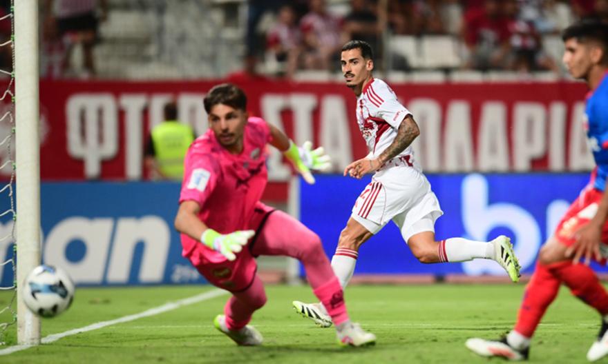 Με λυτρωτικές… τακουνιές του Τσικίνιο, ο Ολυμπιακός έφυγε νικητής από το «ερυθρόλευκο» Πανθεσσαλικό για το 2/2!