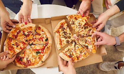 Αυτό το hack για να ζεστάνεις την πίτσα που περίσσεψε δεν το φανταζόσουν