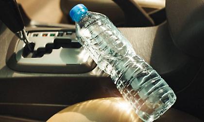 Τι συμβαίνει όταν πίνεις νερό από το πλαστικό μπουκάλι που έμεινε για ώρες στο κλειστό αυτοκίνητο;