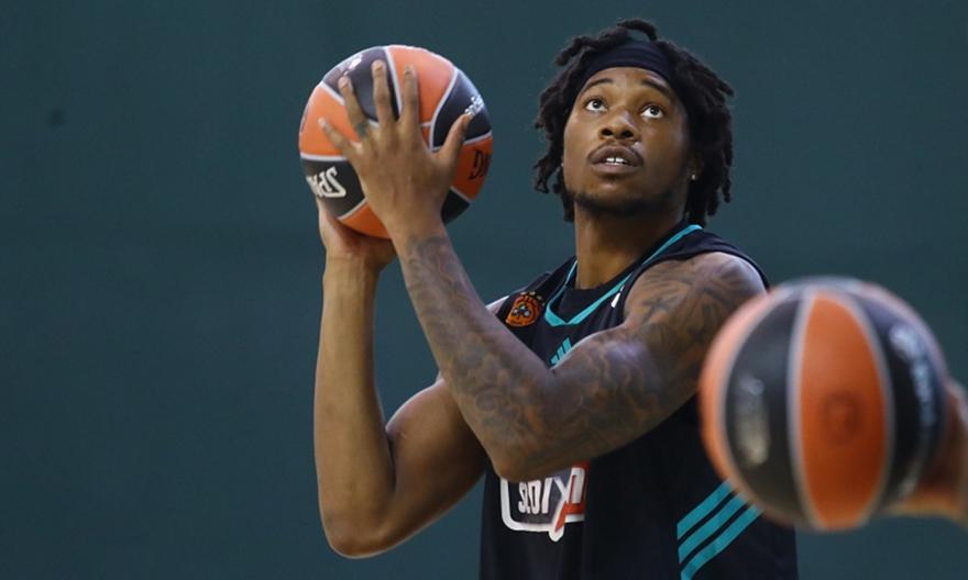 Χολμς: «Ενθουσιασμένος που βρίσκομαι εδώ - Το νούμερο ''8'' είναι για το παιδί μου, ελπίζω πάρουμε και το όγδοο με αυτό»