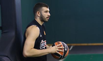 Ρογκαβόπουλος: «Ιδιαίτερα τιμητικό το πόσο με ήθελε ο Παναθηναϊκός - Να πείσω την ομάδα ότι αξίζω χώρο και χρόνο»