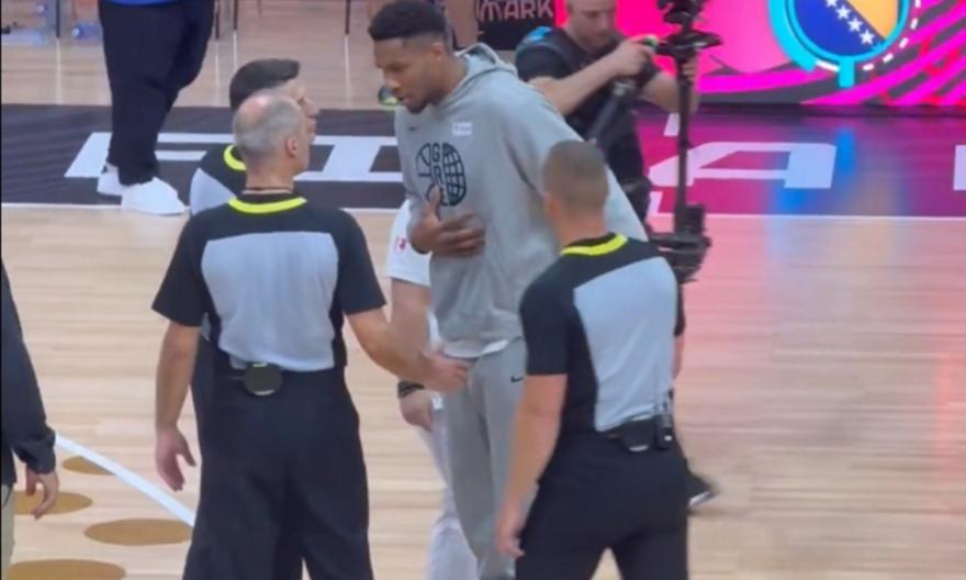 Ο Γιάννης μίλησε στους διαιτητές μετά το τέλος του αγώνα με τη Βοσνία