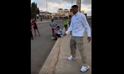 Υπέροχος Χακίμι: Σταμάτησε στη μέση του δρόμου για να παίξει μπάλα με πιτσιρικάδες!