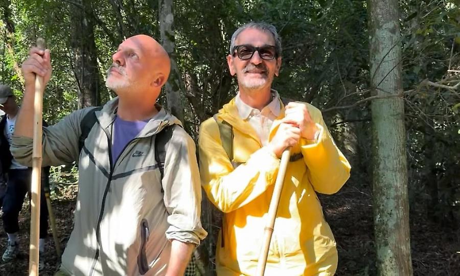 Νίκος Μουτσινάς: Διπλωματούχος πλέον μετά τη συνάντησή του με γορίλες