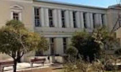 Λήξη συναγερμού στο «ΕΛΠΙΣ»: Κατέβηκε ο άνδρας που απειλούσε να πέσει από τον 3ο όροφο