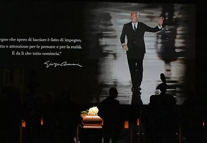 Σε λαϊκό προσκύνημα η σορός του Τζόρτζιο Αρμάνι - Πλήθος κόσμου αποτίει φόρο τιμής