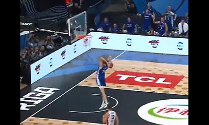 Απίθανο tomahawk κάρφωμα του Μούουρινεν και «μανούρα» στη συνέχεια με τον Γιόβιτς!