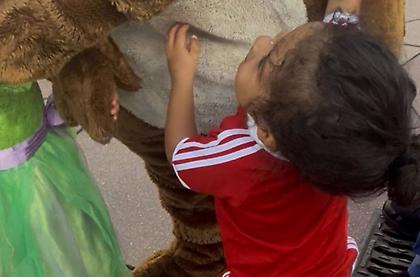 Ξέσπασμα Ραφίνια: «Μισώ την Disneyland, το παιδί μου ήθελε μια αγκαλιά και προτίμησαν τα λευκά παιδάκια»