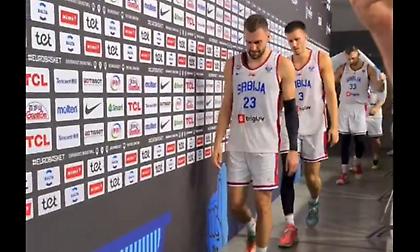 Αποσβολωμένοι και με σκυμμένα τα κεφάλια οι παίκτες της Σερβίας μετά τον οδυνηρό αποκλεισμό
