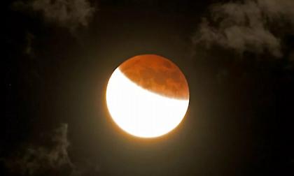 Κοιτάξτε απόψε ψηλά: Σε εξέλιξη η θεαματική, ολική έκλειψη του «Ματωμένου Φεγγαριού»