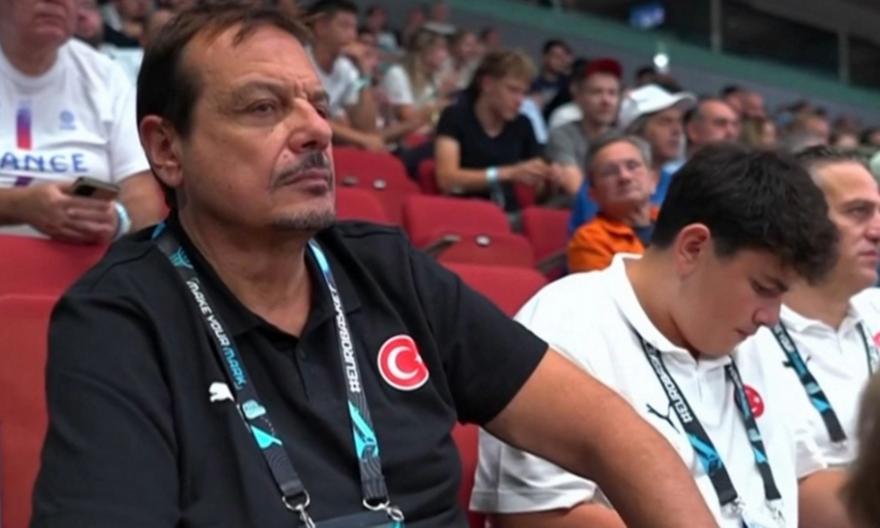 Ο Εργκίν Αταμάν και ο γιος του παρακολουθούν από κοντά το Ελλάδα-Ισραήλ