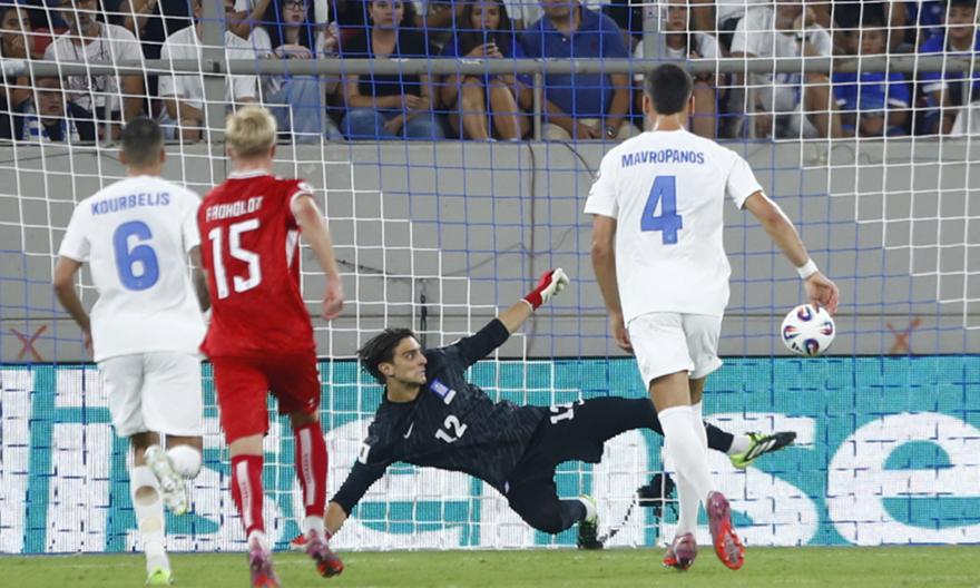 Τρομερή επέμβαση με το πόδι από τον Τζολάκη, αρνήθηκε το 0-2 στη Δανία