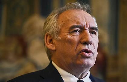 Στο χείλος του γκρεμού η Γαλλία: Σήμερα η ψηφοφορία για ψήφο εμπιστοσύνης - Βέβαιη η πτώση του Μπαϊρού