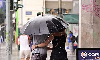 Καιρός: Πού αναμένονται σήμερα βροχές και καταιγίδες - Στα ίδια επίπεδα η θερμοκρασία