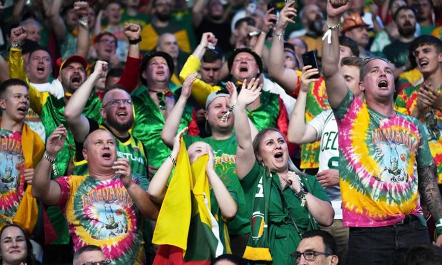 Επεισόδιο μεταξύ Λιθουανών οπαδών - Τους πέταξαν έξω από το γήπεδο!