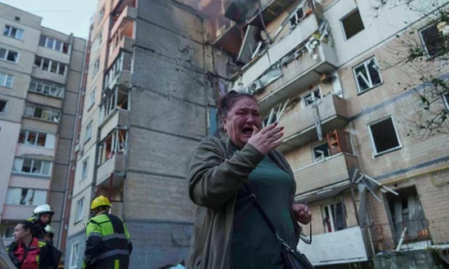 Λουτρό αίματος σε ουκρανικό χωριό από ρωσική βόμβα – Τουλάχιστον 20 άμαχοι νεκροί