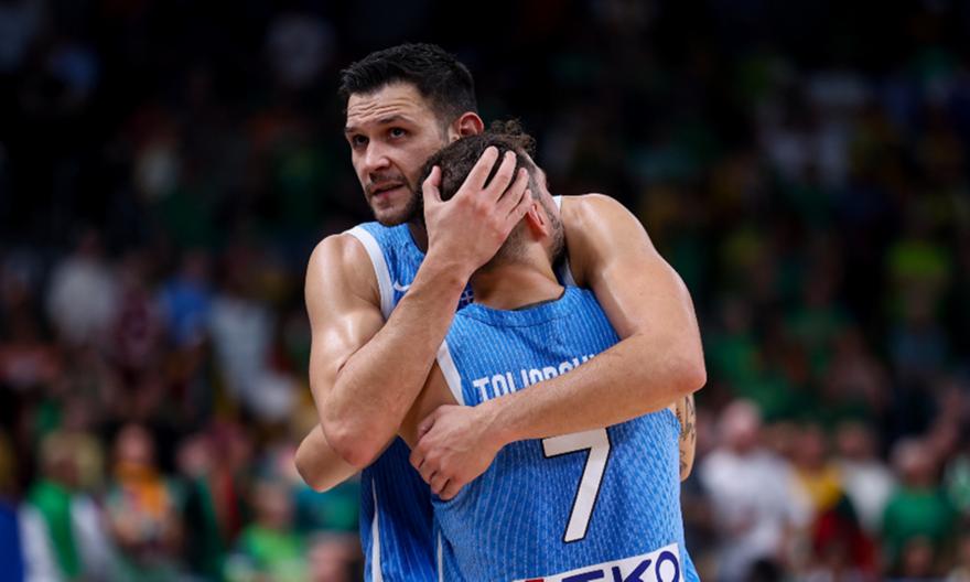 Οι αναρτήσεις Παναθηναϊκού και Ολυμπιακού για την σπουδαία πρόκριση της Εθνικής στα ημιτελικά του Ευρωμπάσκετ