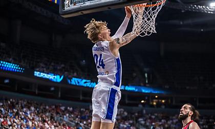 «Αυτό το παιδί μόλις τελείωσε το Λύκειο»: Απίθανο ανάποδο alley oop κάρφωμα του Μούουρινεν!