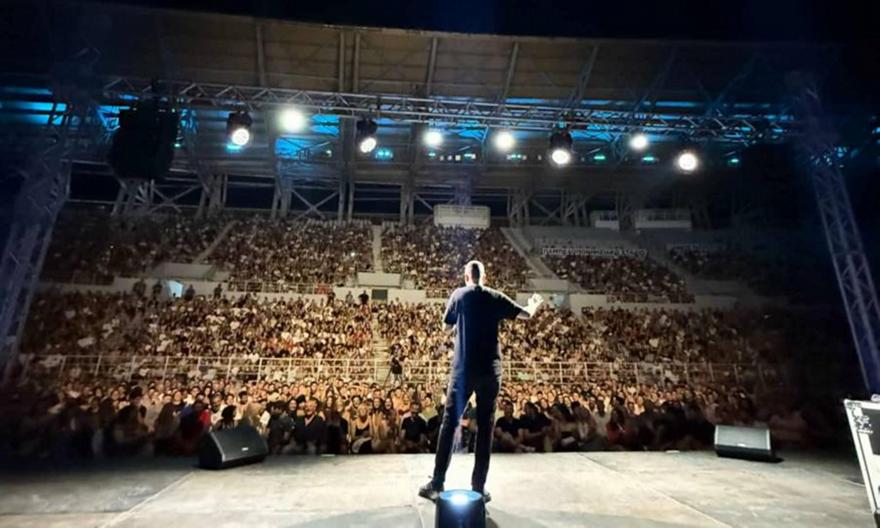 Αλέξανδρος Τσουβέλας: Ο «Εξωγήινος» απογείωσε την Πάτρα – Μια παράσταση-σταθμός στο Παμπελοποννησιακό Στάδιο