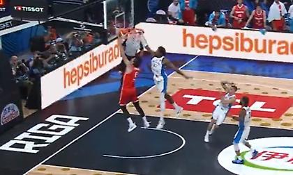 Τα συνεχόμενα καλάθια του Κώστα Αντετοκούνμπο και το εντυπωσιακό μπλοκ του στον Όσμαν!