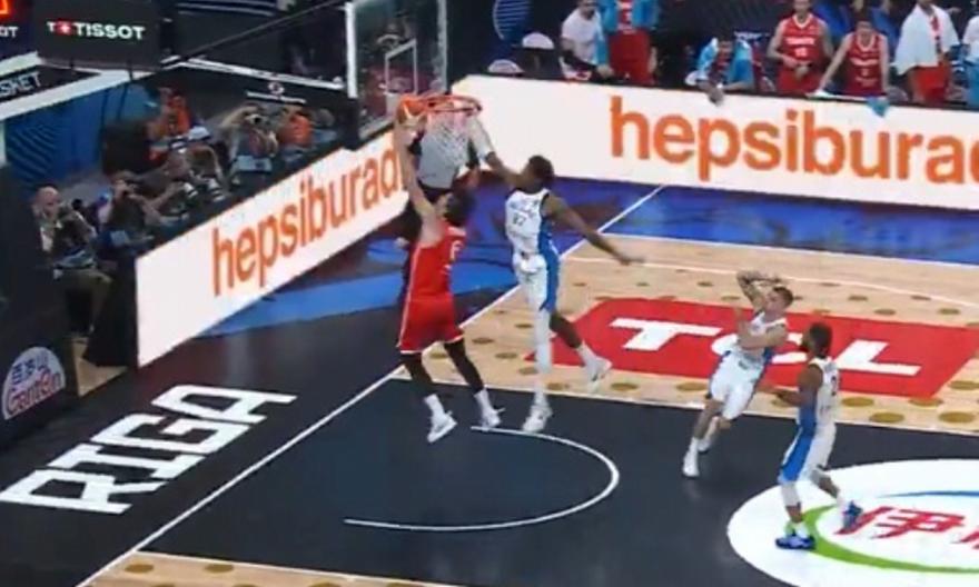 Τα συνεχόμενα καλάθια του Κώστα Αντετοκούνμπο και το εντυπωσιακό μπλοκ του στον Όσμαν!