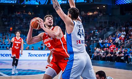 Τραγούδησε σύνθημα ενώ βρισκόταν στο παρκέ ο Σενγκούν