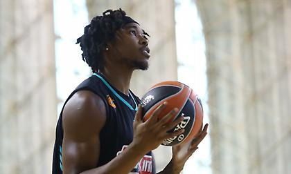 Παναθηναϊκός: Ίωση ο Χολμς, θα πάει τις επόμενες μέρες στην Αυστραλία