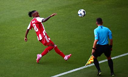 Πρόβλημα με Ζέλσον Μαρτίνς στον Ολυμπιακό, τον αντικατέστησε ο Στρεφέτσα