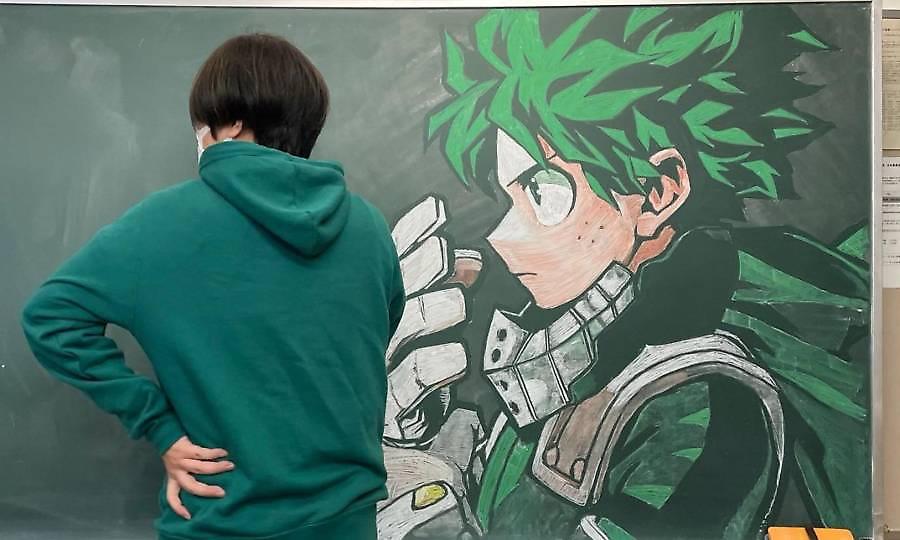 Ο απίθανος δάσκαλος καλλιτεχνικών που κάνει -κάθε μέρα- τον μαυροπίνακα έργο τέχνης