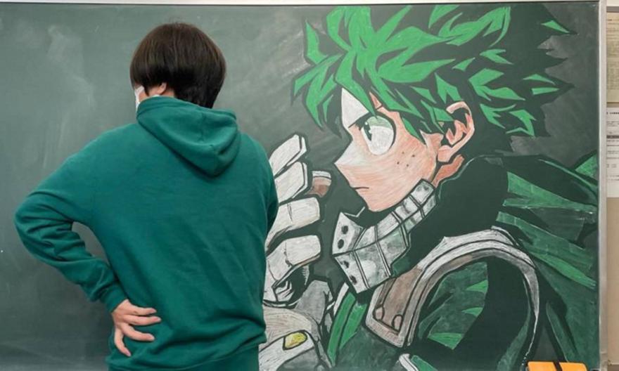 Ο απίθανος δάσκαλος καλλιτεχνικών που κάνει -κάθε μέρα- τον μαυροπίνακα έργο τέχνης