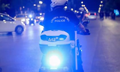 Συνελήφθη ο γιος γνωστού έντεχνου τραγουδιστή στο Μοναστηράκι, έριξε κουτουλιά σε αστυνομικό