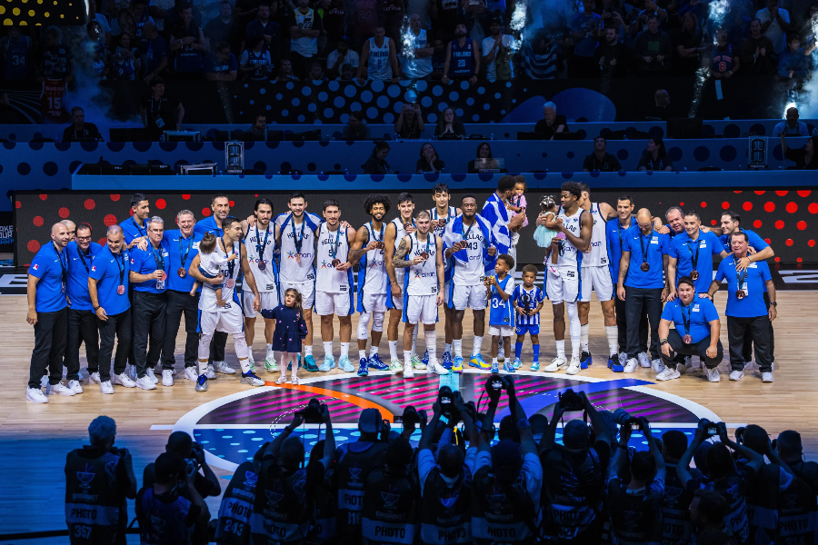 Εθνική μπάσκετ: Οι έξαλλοι πανηγυρισμοί των Ελλήνων διεθνών με τα μετάλλια στο λαιμό
