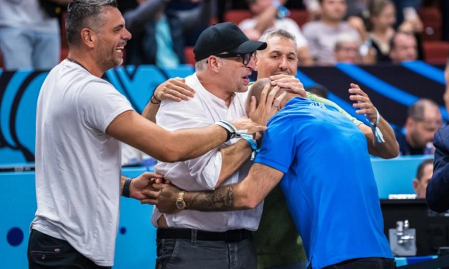 Συγκλονιστικό στιγμιότυπο: Παπαλουκάς, Τσαρτσαρής και Διαμαντίδης μπήκαν στο παρκέ για να πανηγυρίσουν με Σπανούλη!