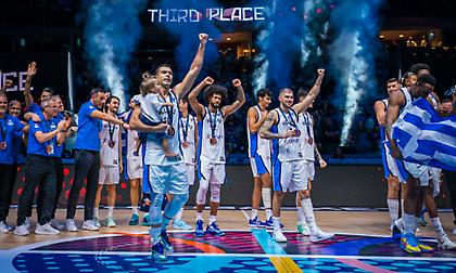 Γαλανόλευκο πάρτι: Οι έξαλλοι πανηγυρισμοί των Ελλήνων διεθνών με τα μετάλλια στο λαιμό!