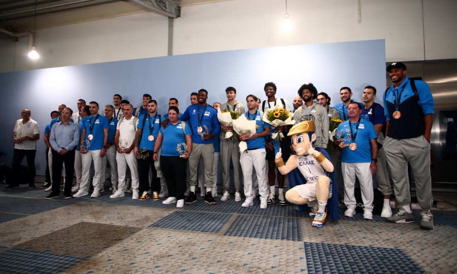 Ελλάδα: Έφτασαν στην Αθήνα με υποδοχή ηρώων οι χάλκινοι μεταλλιούχοι