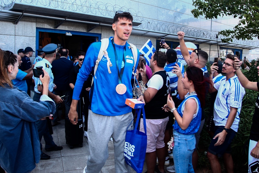 Ελλάδα: Έφτασαν στην Αθήνα με υποδοχή ηρώων οι χάλκινοι μεταλλιούχοι